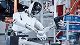 Iron, il robot umanoide di XPeng, &egrave; gi&agrave; al lavoro in fabbrica
