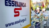 Magazzinieri Esselunga con esoscheletro per non spaccarsi la schiena al lavoro