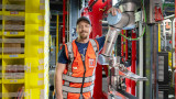 Amazon presenta Vulcan, un robot con il senso del tatto. Ruber&agrave; il lavoro agli umani?