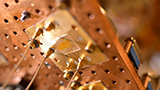 Onde sonore al posto degli elettroni in un chip creato dai ricercatori di Harvard