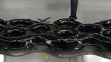 Creato un materiale elastico ed elettricamente conduttivo che si indurisce all'impatto
