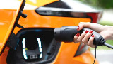 Il nuovo materiale del MIT che si scioglie come zucchero filato e semplifica il riciclo delle batterie