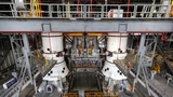 Il razzo spaziale NASA SLS per la missione Artemis III &egrave; in fase di assemblaggio al Kennedy Space Center