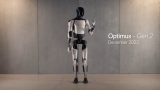 Tesla, il robot umanoide Optimus Gen 2 cammina pi&ugrave; velocemente e meglio