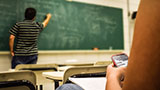 Un'insegnante toglie ogni schermo dalla classe e l'alfabetizzazione risale