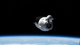 Una capsula SpaceX Dragon ha acceso i motori Draco per modificare l'altitudine della Stazione Spaziale Internazionale