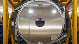 Lo specchio M4 dell'Extremely Large Telescope dell'ESO prosegue il suo viaggio: da Bolzano ad Annone di Brianza, destinazione Cile