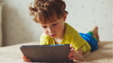 Bambini davanti allo schermo? Uno studio svela l'impatto negativo nei primi anni di vita
